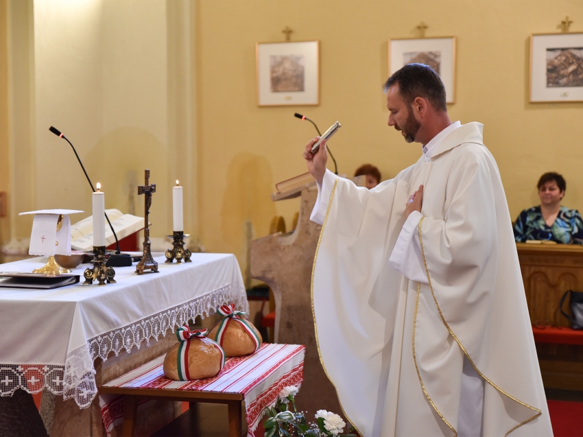 &Uuml;nnepi szentmis&eacute;vel, &eacute;s csendes koszor&uacute;z&aacute;ssal eml&eacute;keztek augusztus 20-&aacute;n