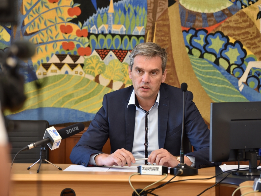 Sajtótájékoztatón számolt be Füstös János polgármester a koronavírus-járvány második hullámának Csurgót érintő hatásairól
