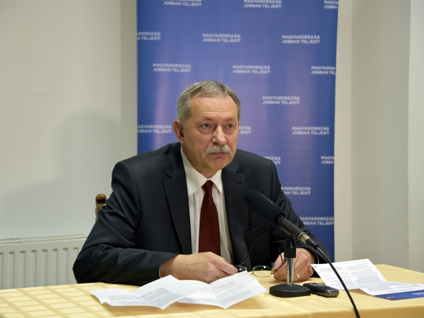 A nemzeti konzultációról tartott sajtótájékoztatót Szászfalvi László országgyűlési képviselő