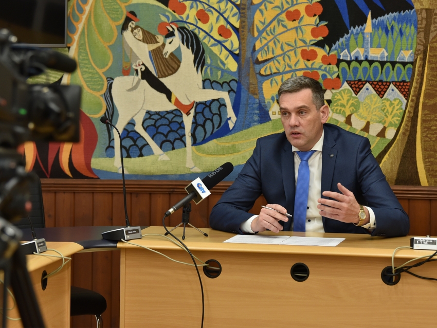 A járvány elleni védekezés újabb intézkedéseiről tartott sajtótájékoztatót Füstös János polgármester