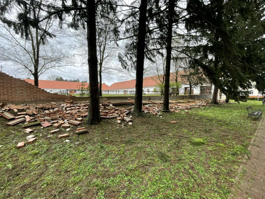 Felsz&aacute;mol&aacute;s alatt a sz&eacute;lk&aacute;r