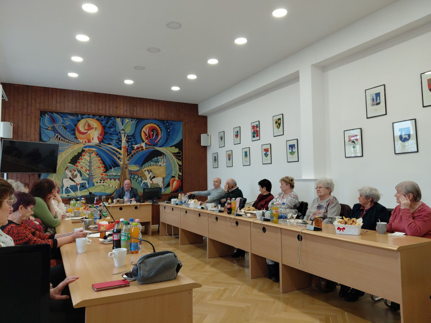 Kar&aacute;csonyi besz&eacute;lget&eacute;sek